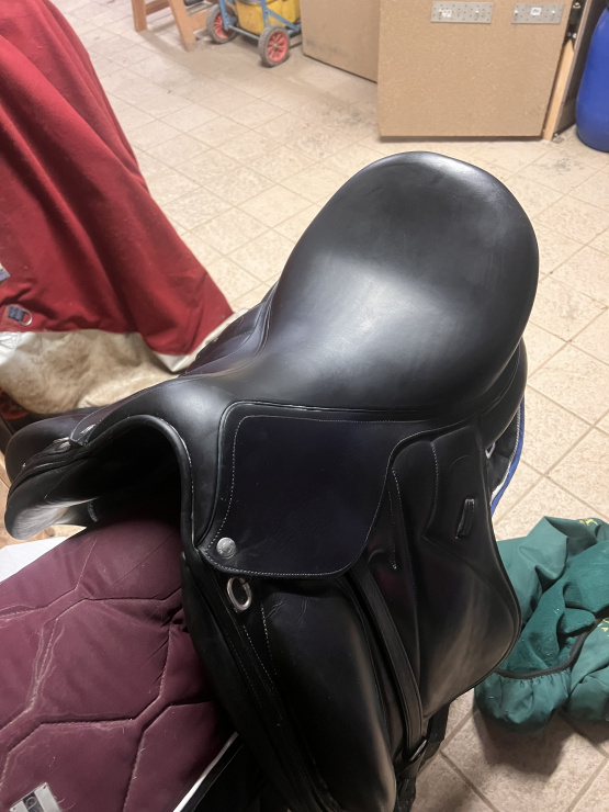 Selle dressage Devoucoux Makila S 17 pouces (2019) occasion