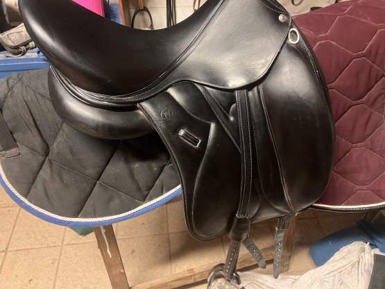 Selle dressage Devoucoux Makila S 17 pouces (2019) occasion