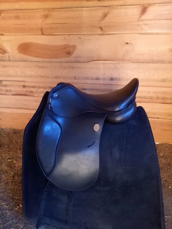 Selle dressage 18.5 pouces (neuf) occasion