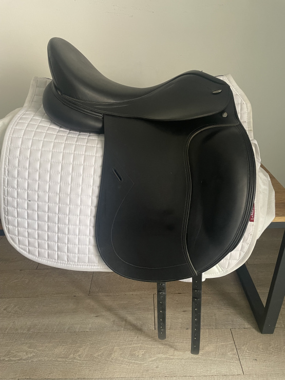 Selle dressage Tekna noir 17,5 pouces occasion