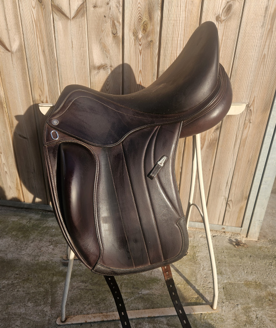 Selle dressage Equipe Viktoria 17 pouces (2023) neuf occasion