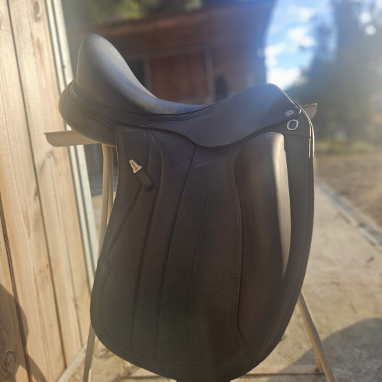 Selle dressage Equipe Viktoria 17 pouces (2023) neuf occasion