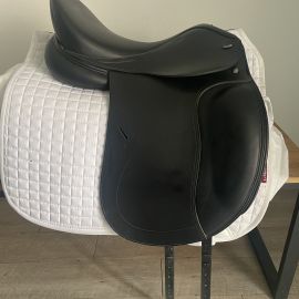 Selle dressage Tekna noir 17,5 pouces